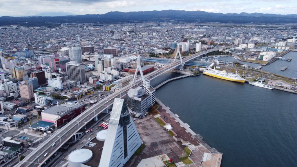 青森県青森市の市街地と青森ベイブリッジの空撮