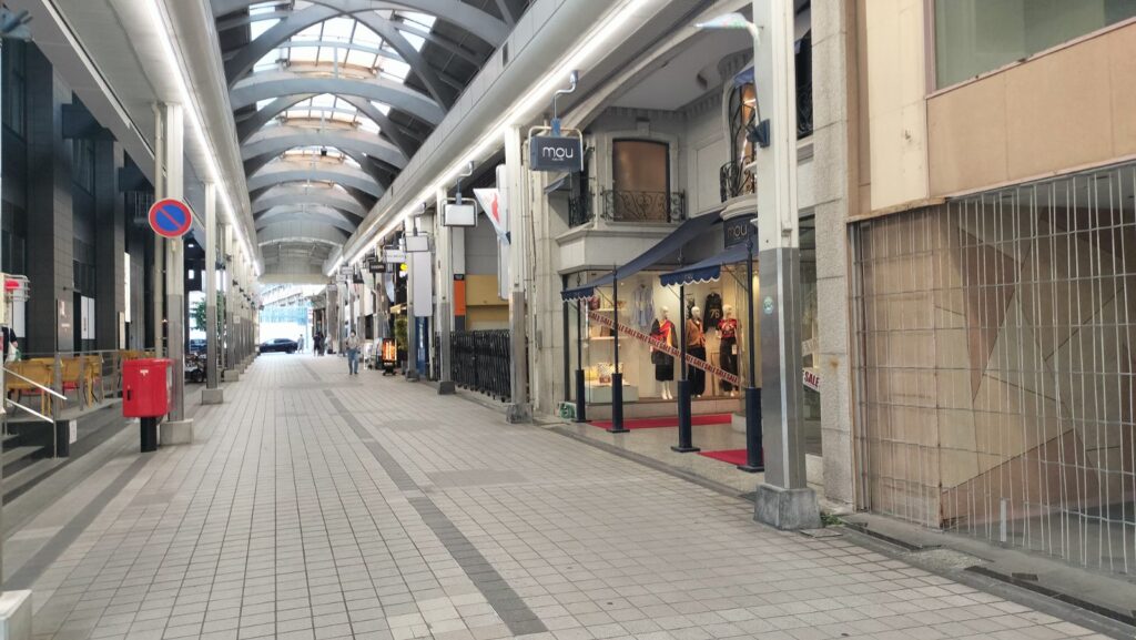 富山市総曲輪地区のアーケード商店街
