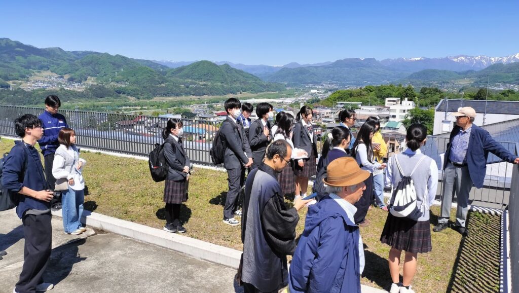 群馬県沼田市で地元の高校生とまち歩きを行う様子